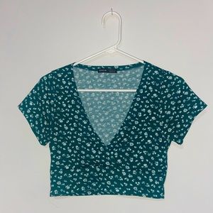 This is a women’s cropped floral t-shirt.